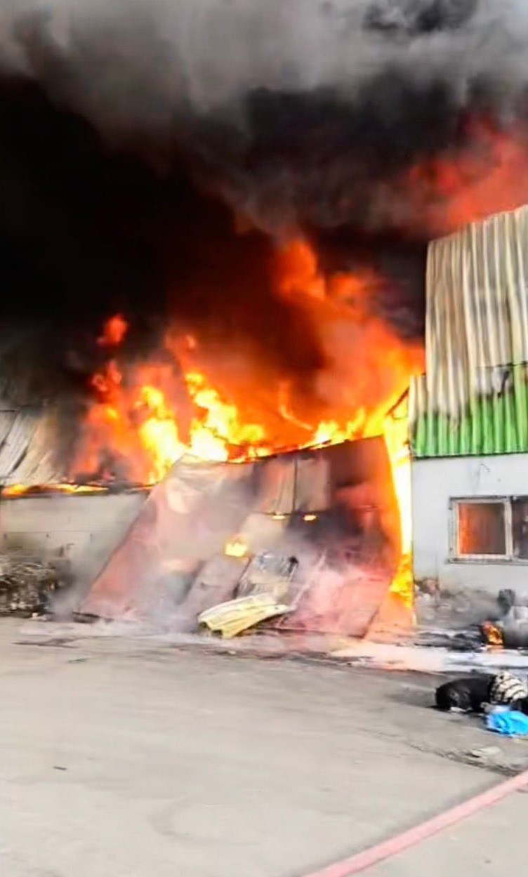 Geri dönüşüm fabrikasında yangın çıktı