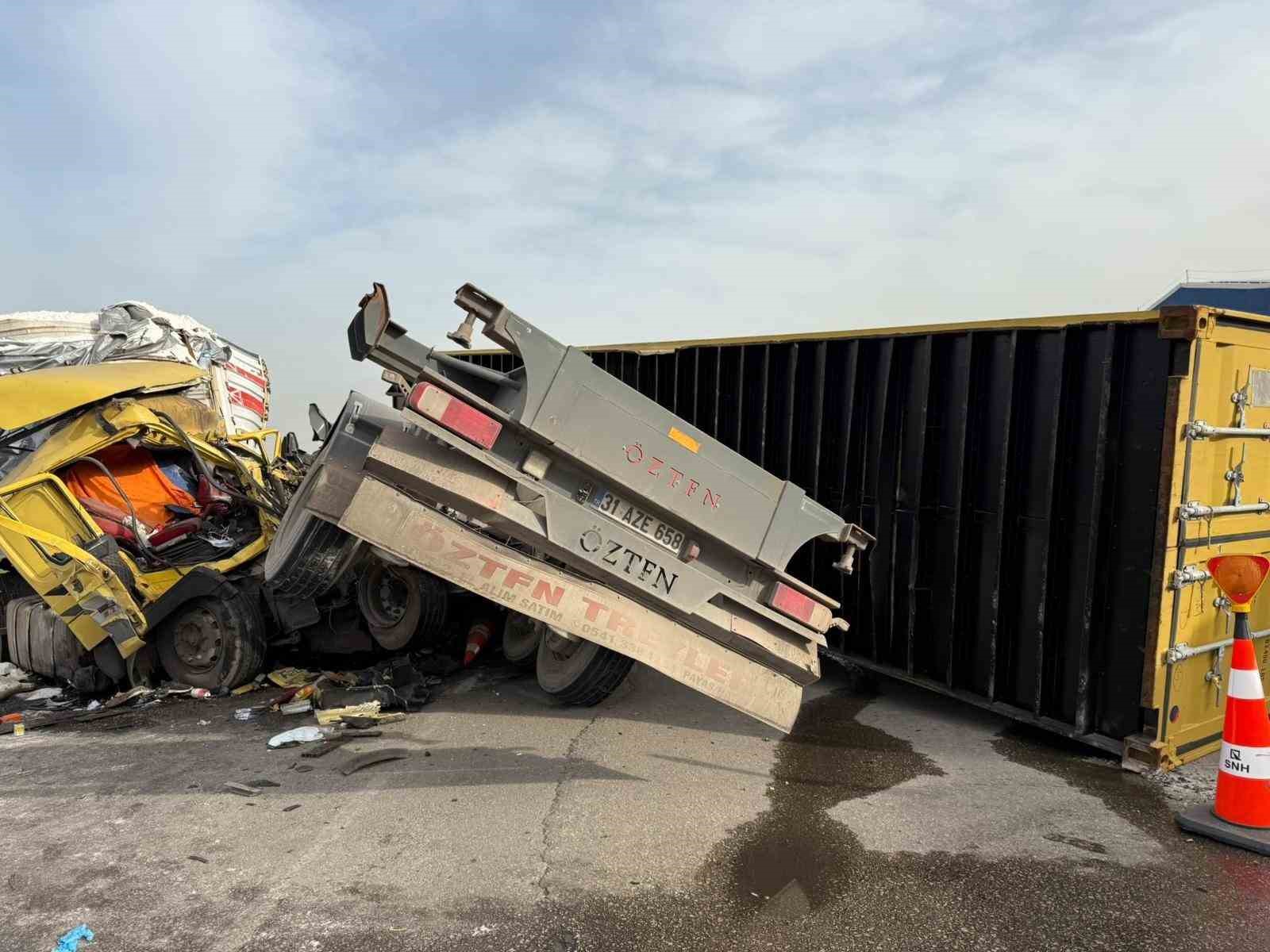Tırların &ccedil;arpıştığı feci kaza kamerada
