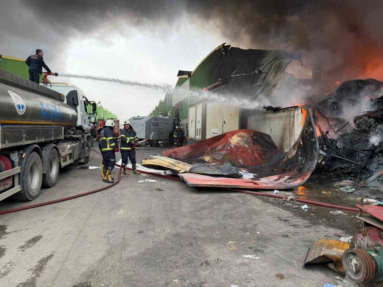 Geri d&ouml;n&uuml;ş&uuml;m fabrikasında &ccedil;ıkan yangına ekiplerin m&uuml;dahalesi s&uuml;r&uuml;yor
