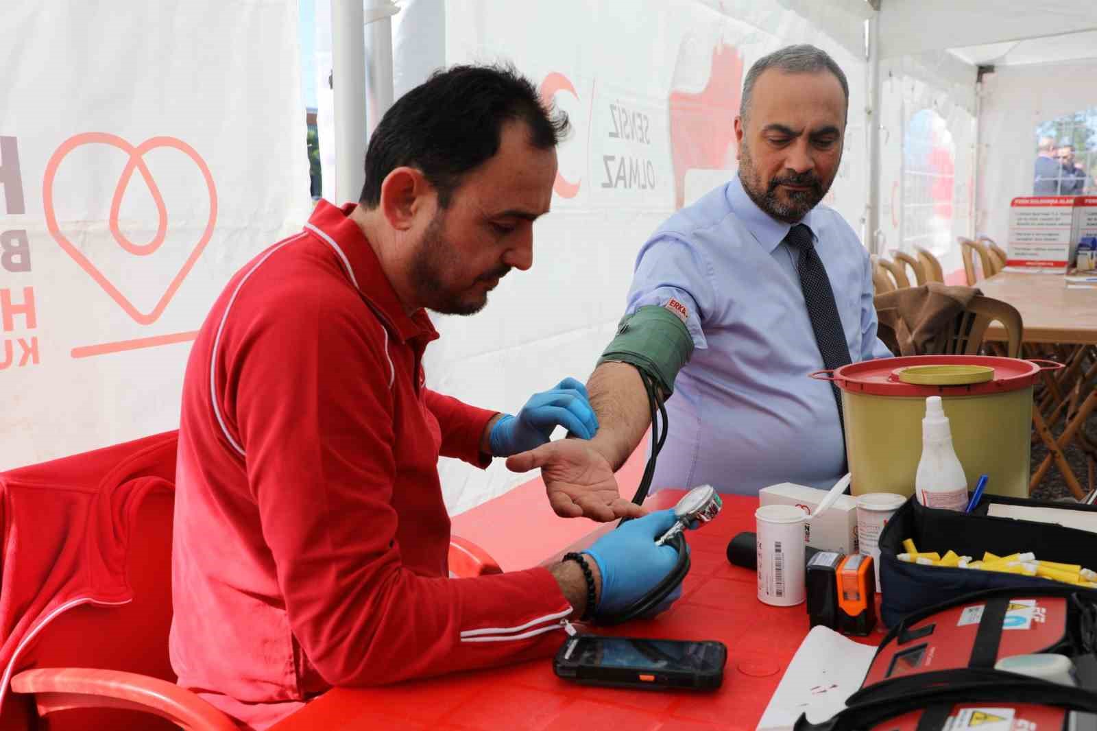 &Uuml;niversite &ouml;ğrencilerinden 3 g&uuml;nde 556 &uuml;nite kan toplandı
