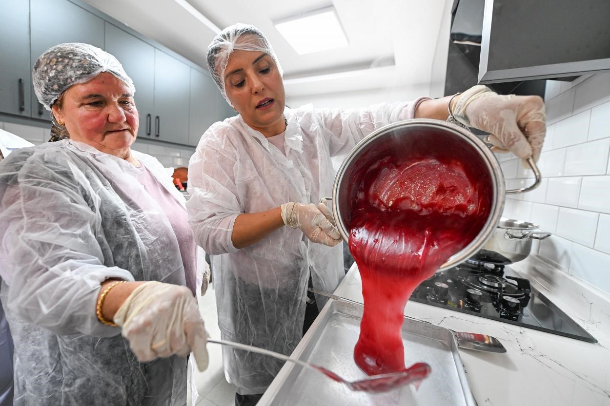 Mersin&rsquo;de kan portakallı lokum &uuml;retildi
