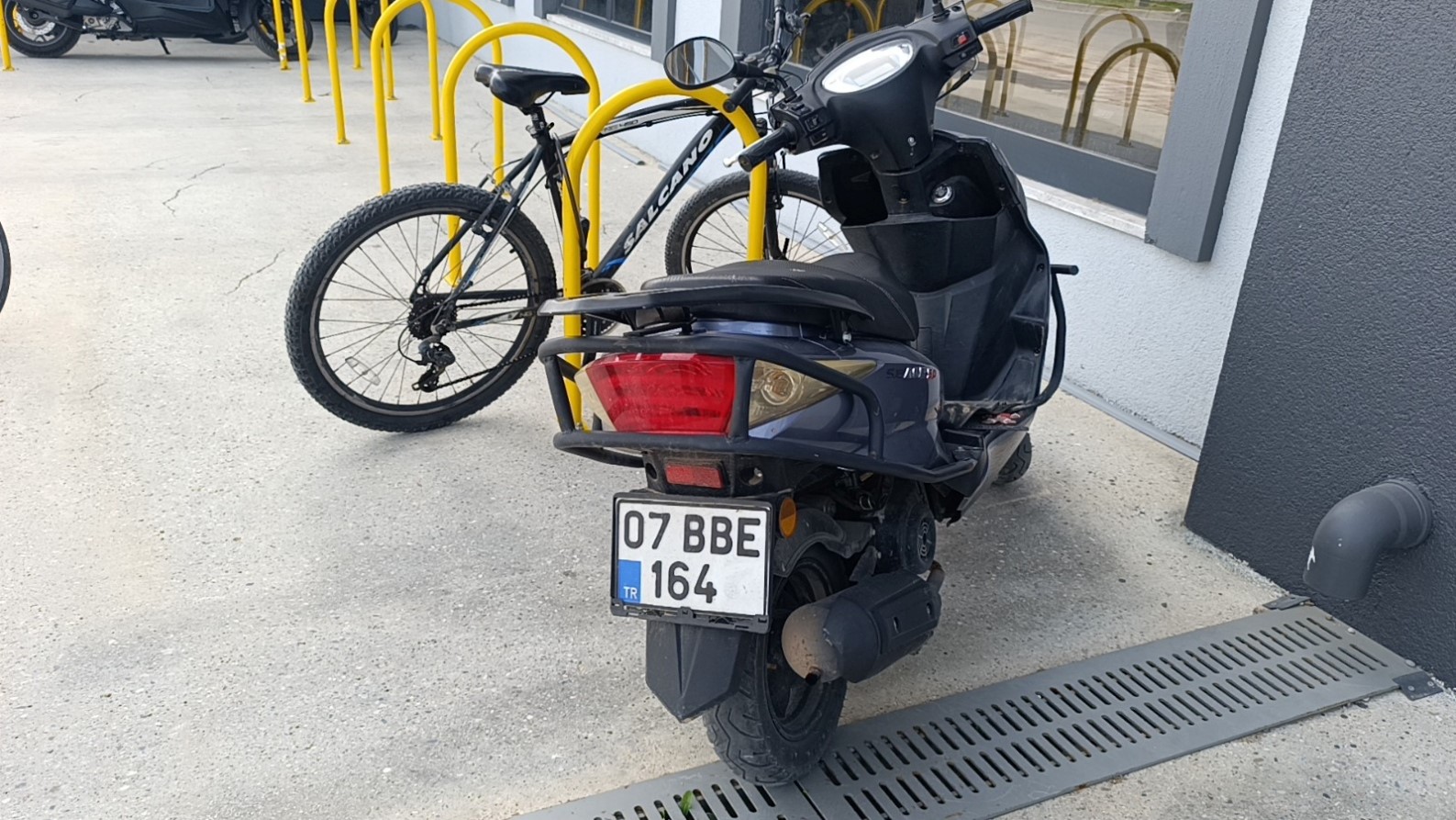 &Ouml;n&uuml;nde yavaşlayan ara&ccedil;lara &ccedil;arpmamak i&ccedil;in kaza yaptı
