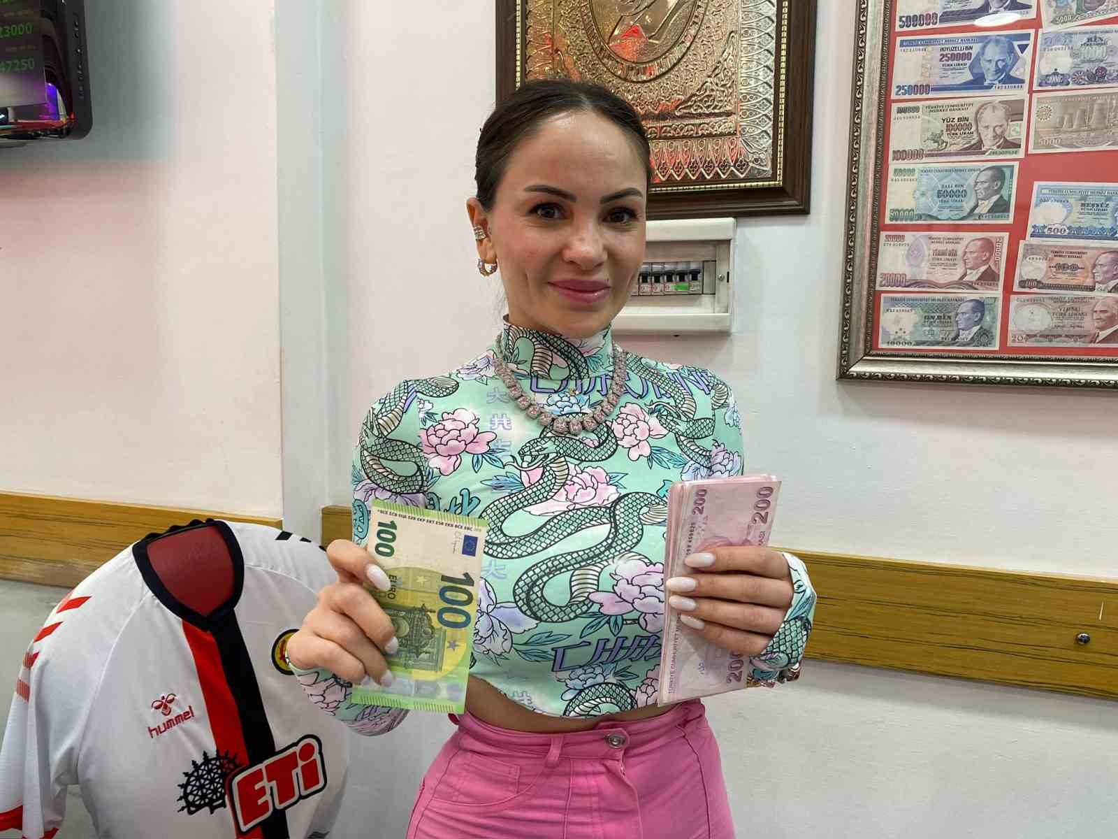 Bir anlık dalgınlıkla verilen 100 euro’yu müşteri geri getirdi