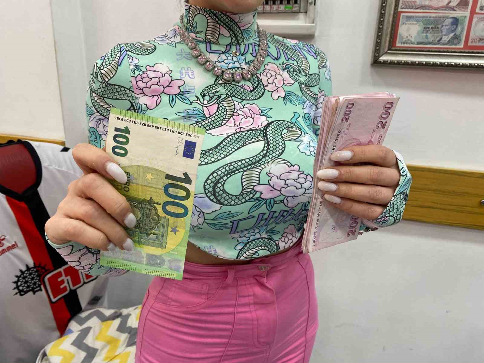 Bir anlık dalgınlıkla verilen 100 euro&rsquo;yu m&uuml;şteri geri getirdi
