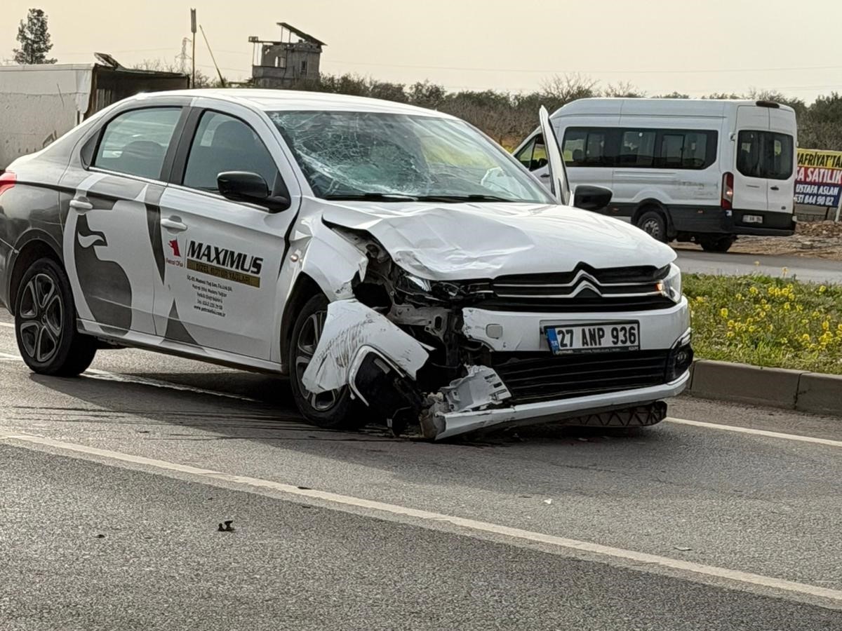 Ani manevra yapan motosikletliye otomobil &ccedil;arptı
