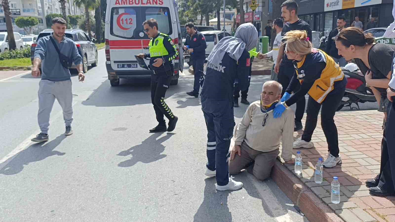 Aynı istikamette ilerlerken &ccedil;arpışan motosikletlerden biri devrildi: 1 yaralı
