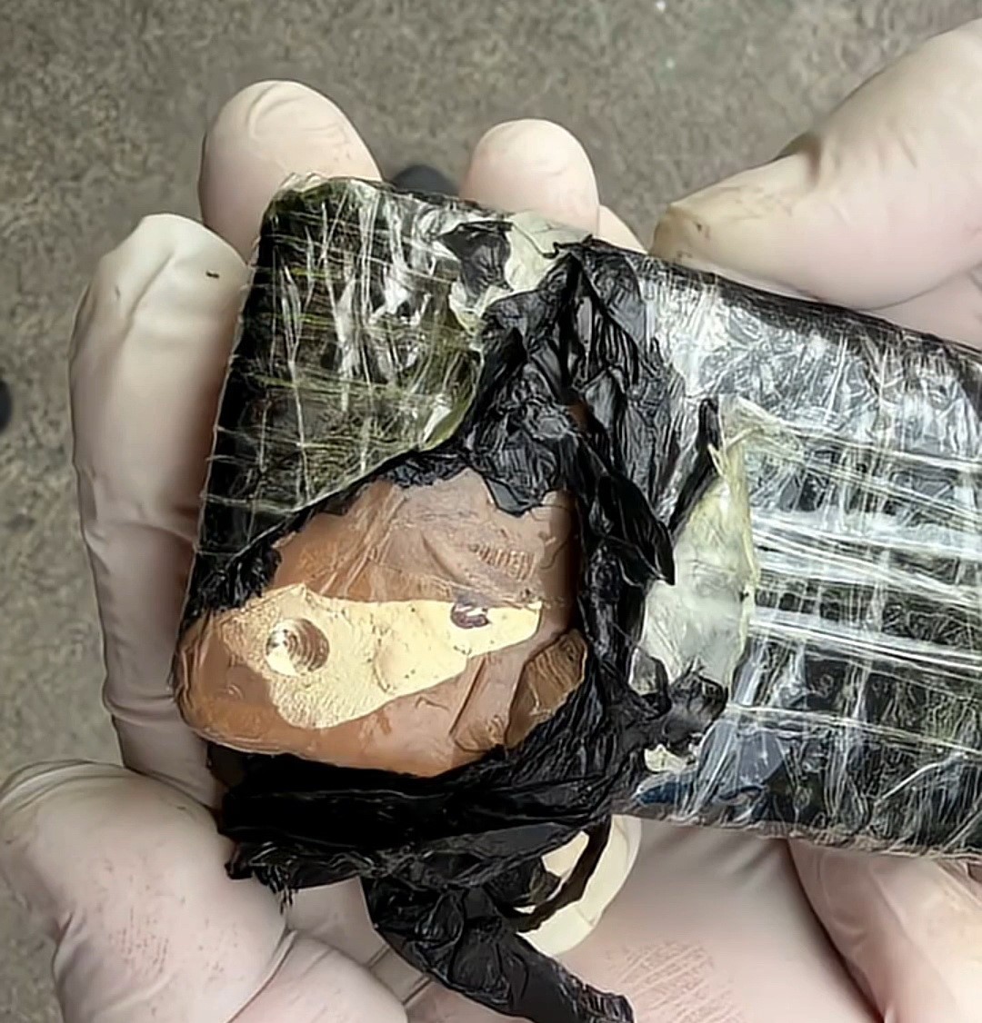 Tırın direksiyonuna gizlenen k&uuml;l&ccedil;e altın komşuya takıldı
