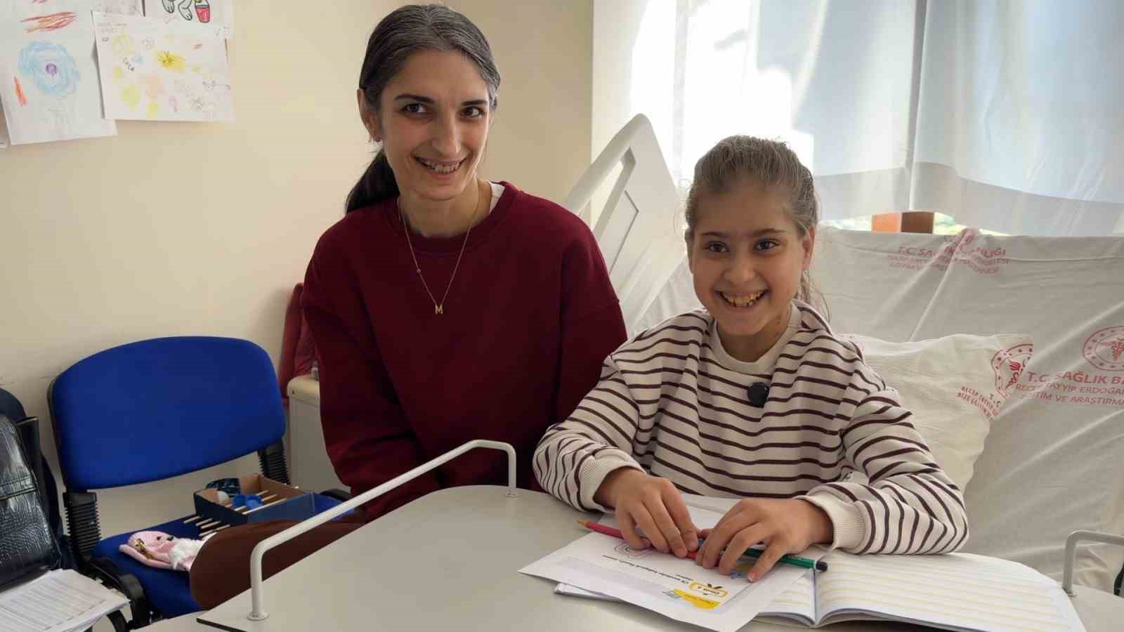 Diyaliz merkezinde 13 yaşındaki Melek i&ccedil;in okuma yazma seferberliği
