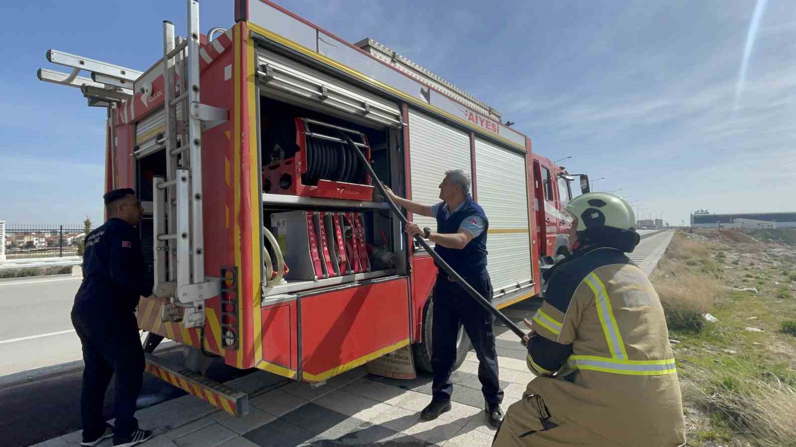 Tutuşan atık malzemeler itfaiye ekiplerince s&ouml;nd&uuml;r&uuml;ld&uuml;
