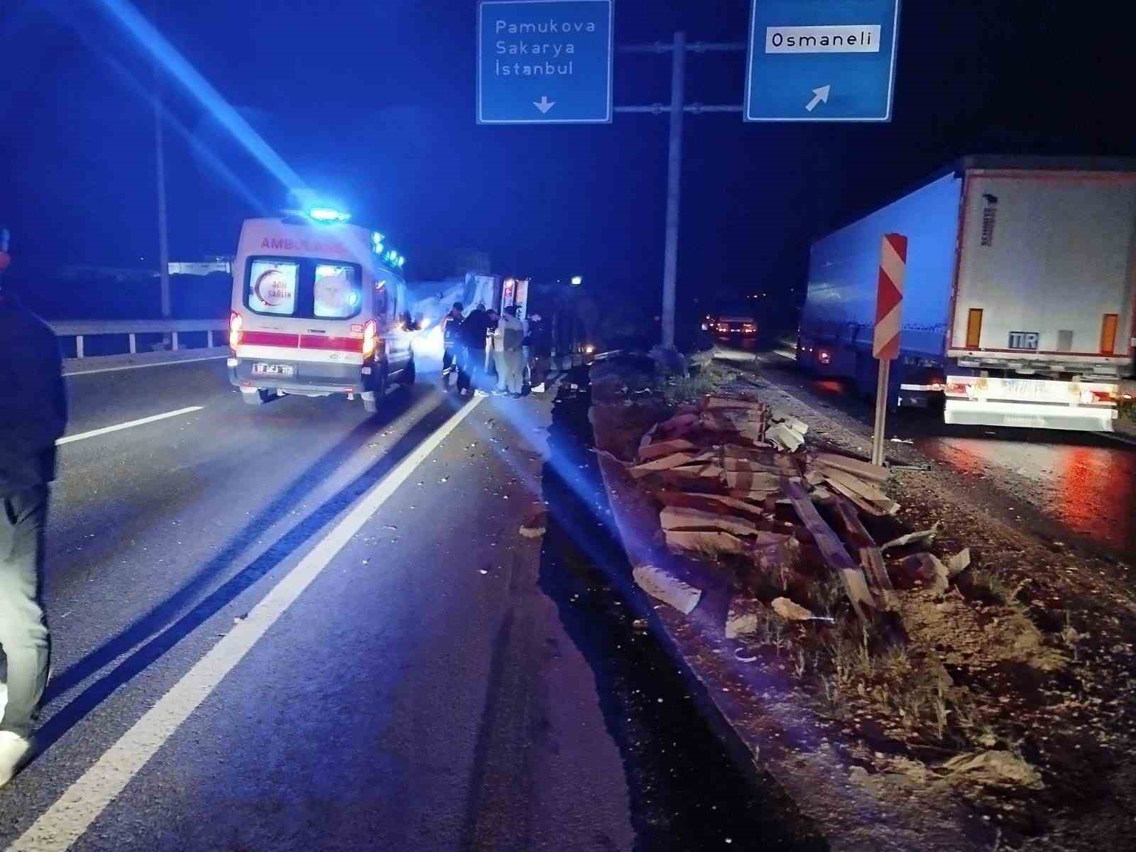 Direksiyon hakimiyetini kaybeden tır ref&uuml;je &ccedil;arpıp yan yattı: 1 yaralı
