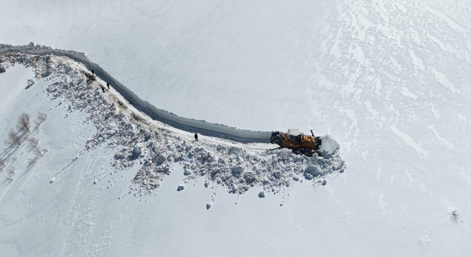 Muş&rsquo;ta 5 metrelik karla zorlu m&uuml;cadele
