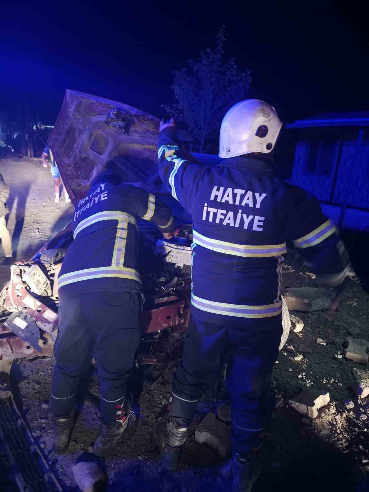 Ağaca &ccedil;arpan otomobil hurdaya d&ouml;nd&uuml;: 3 yaralı
