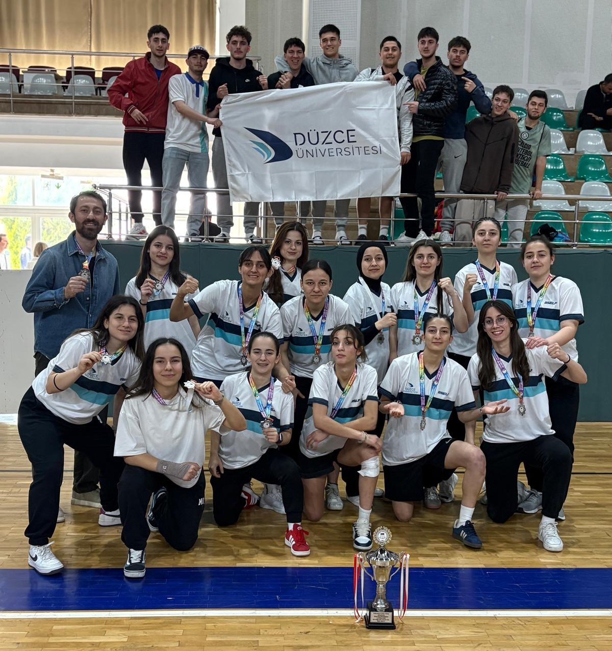 D&uuml;zce &Uuml;niversitesi salon futbolu kadın takımı 2. Oldu
