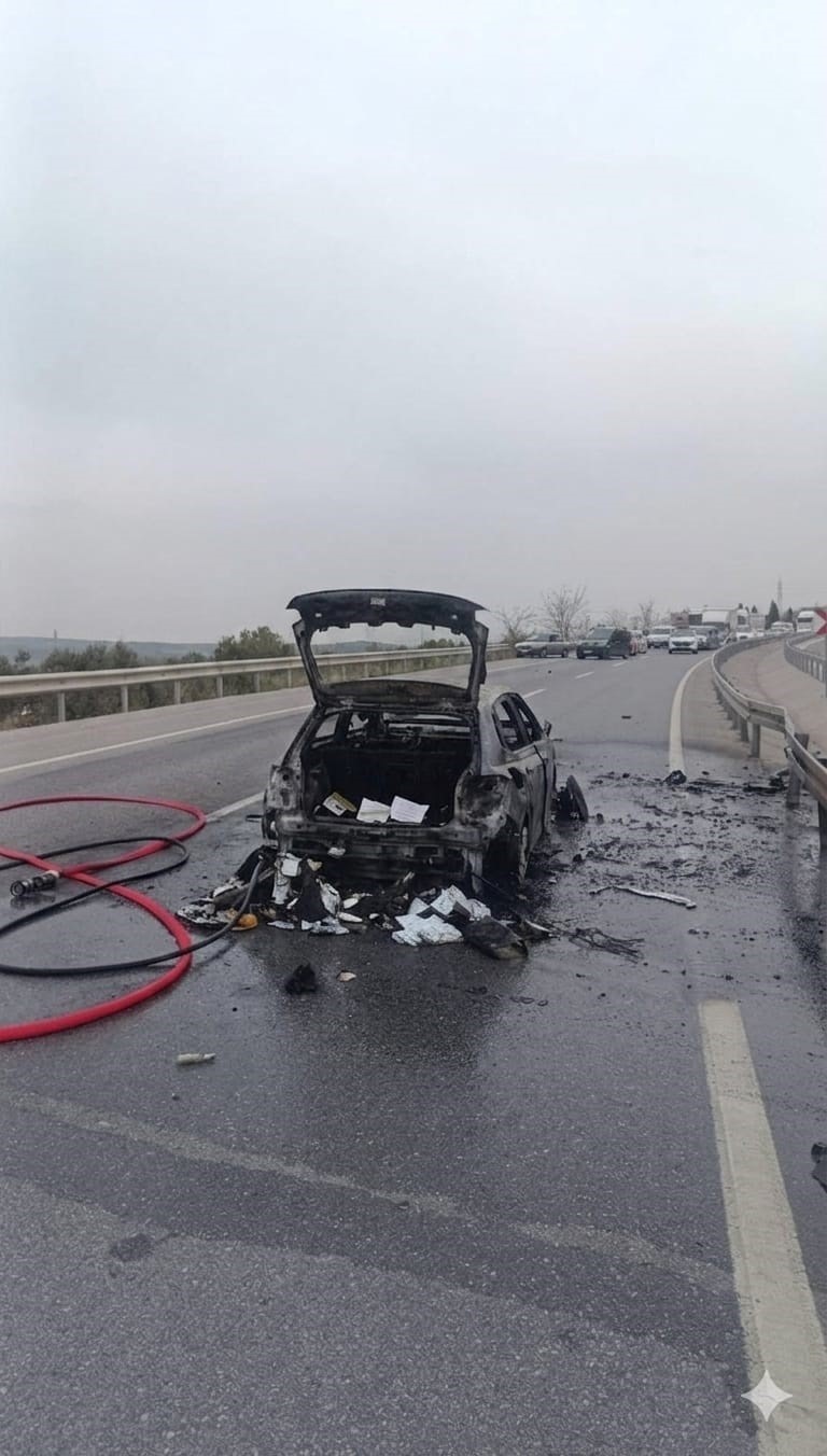 Kırkağa&ccedil;&rsquo;ta otomobil &ouml;nce bariyerlere &ccedil;arptı sonra alev alev yandı
