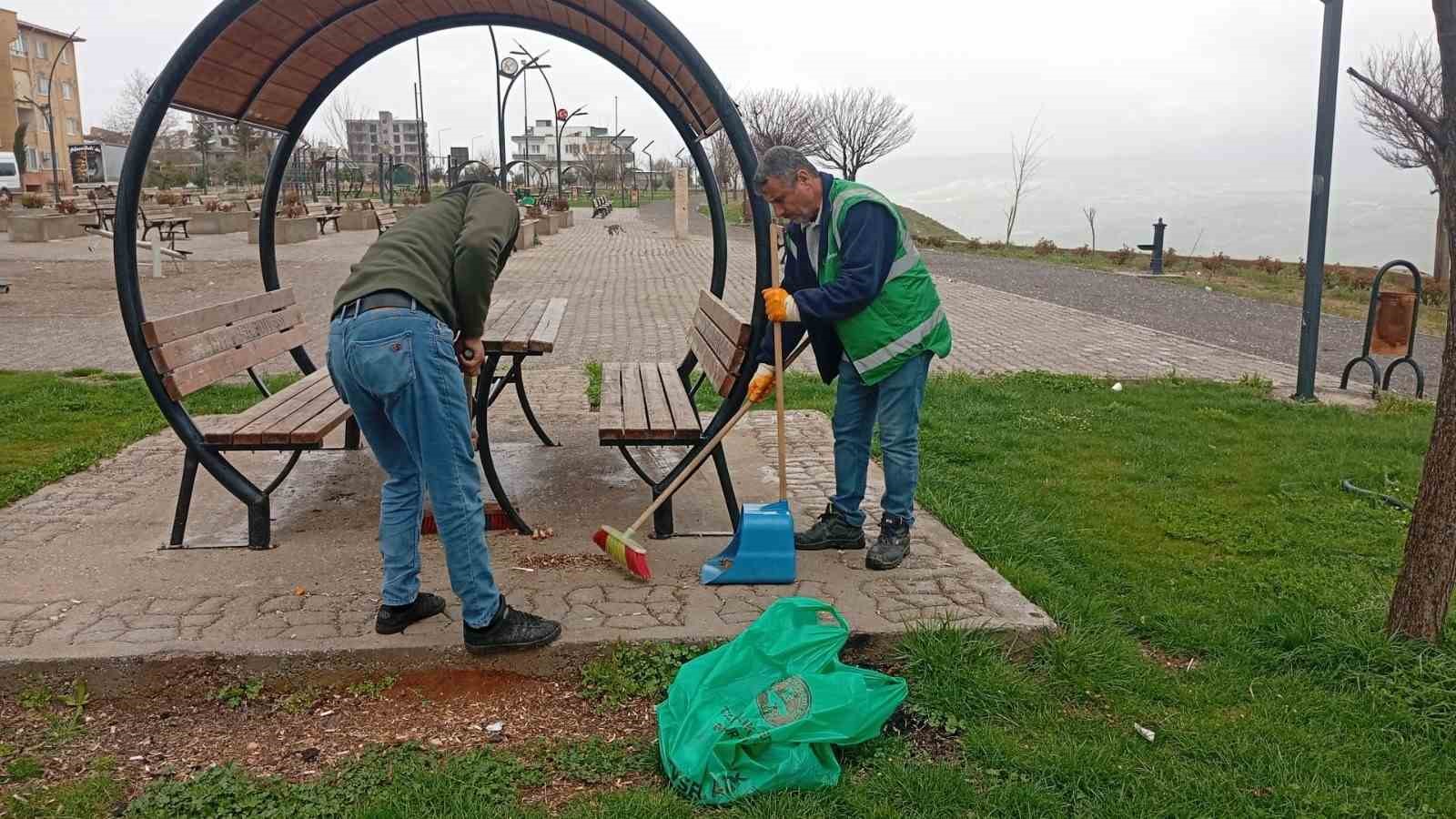 Kahta Belediyesi’nden park ve yeşil alanlarda yoğun yaz mesaisi
