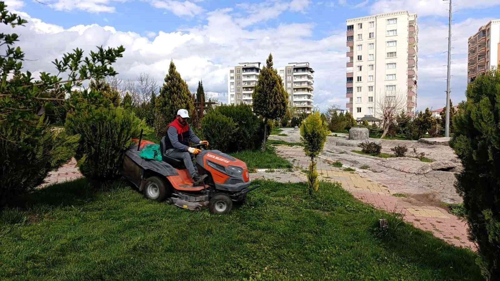 Kahta Belediyesi&rsquo;nden park ve yeşil alanlarda yoğun yaz mesaisi
