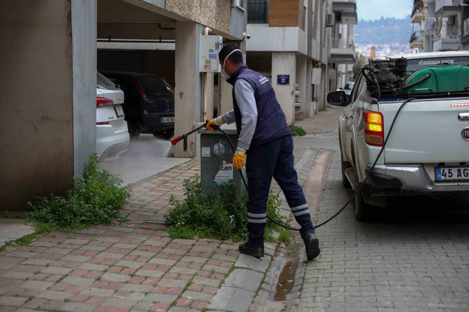 Efeler Belediyesi&rsquo;nden yabani ot temizliği

