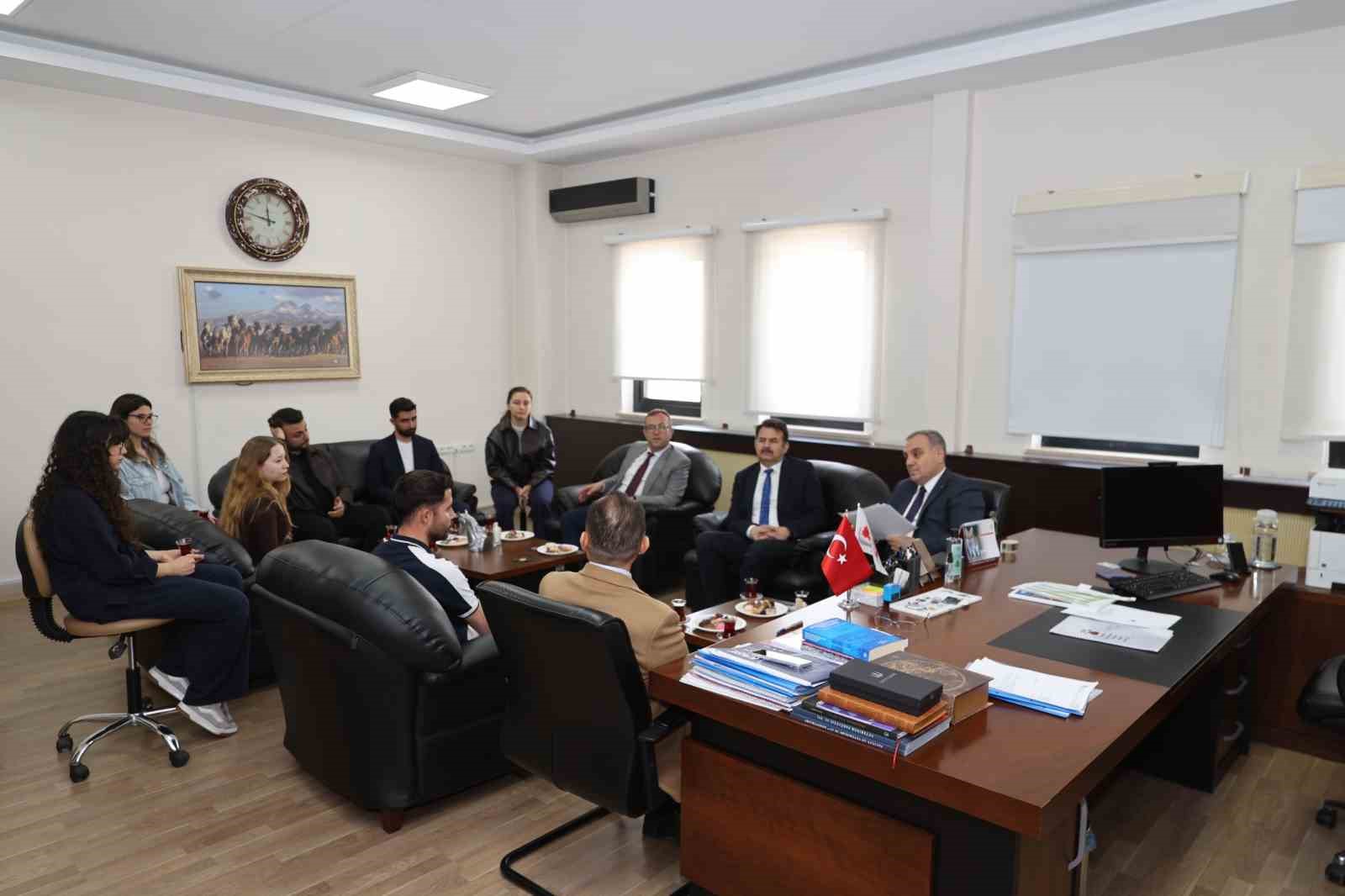 Rekt&ouml;r Prof. Dr. Altun, EVEA &Ouml;ğrenci Kul&uuml;b&uuml; &uuml;yeleri ile buluştu
