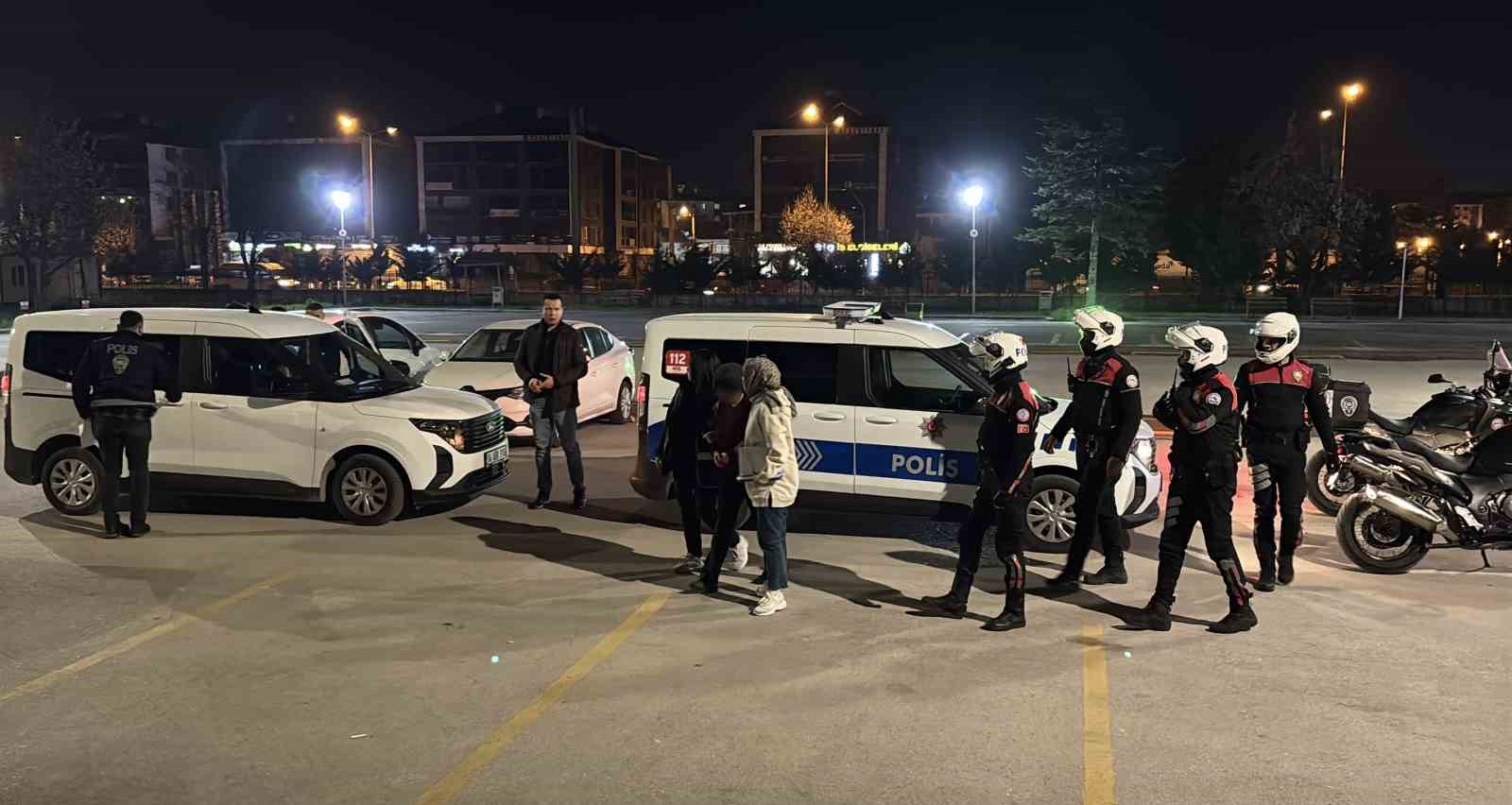 Kendini savcı olarak tanıtıp yaşlı kadının altınlarını alan 2 ş&uuml;pheli yakalandı
