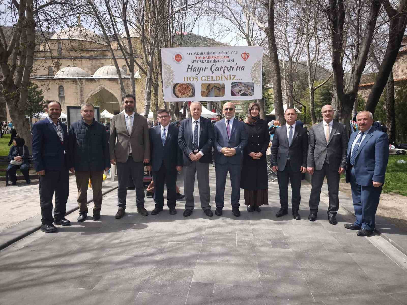 İhtiyaç sahibi gençlerin evlilik masrafları için hayır çarşısı yapıldı