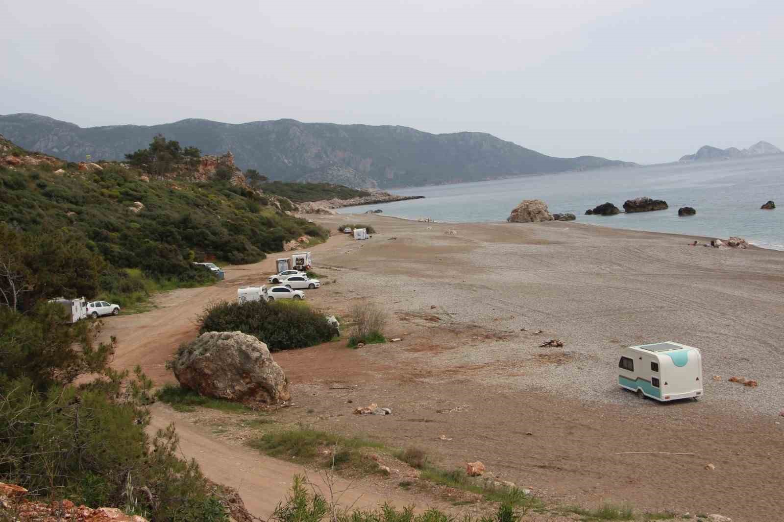 Kumluca’da sahil ve kamu alanlarında karavan konaklaması yasaklandı, karavancılar bölgeden çıkarıldı