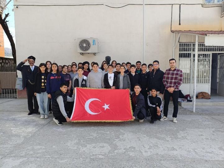 &Ccedil;ermik&rsquo;te, hayatını kaybeden &ouml;ğretmen ve &ouml;ğrenciler anıldı
