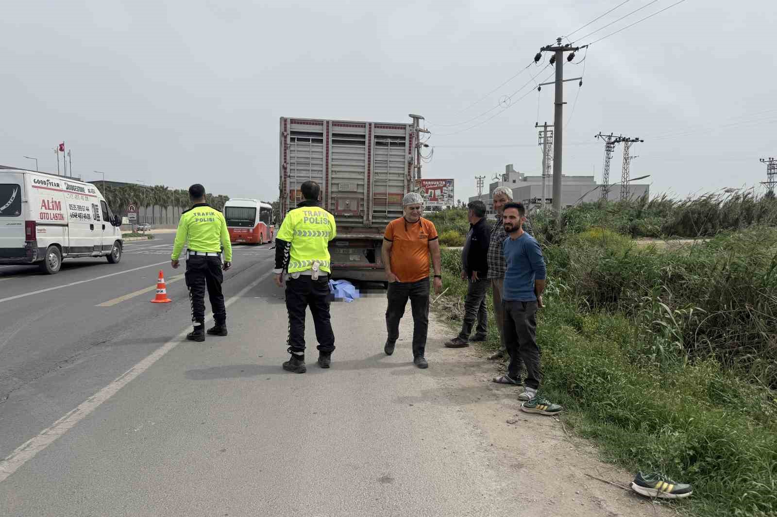 Park halindeki kamyona çarpan 80 yaşındaki motosikletli hayatını kaybetti