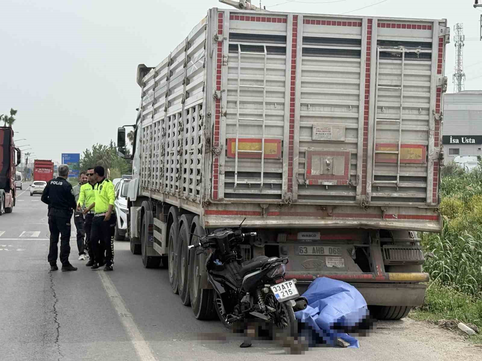 Park halindeki kamyona &ccedil;arpan 80 yaşındaki motosikletli hayatını kaybetti
