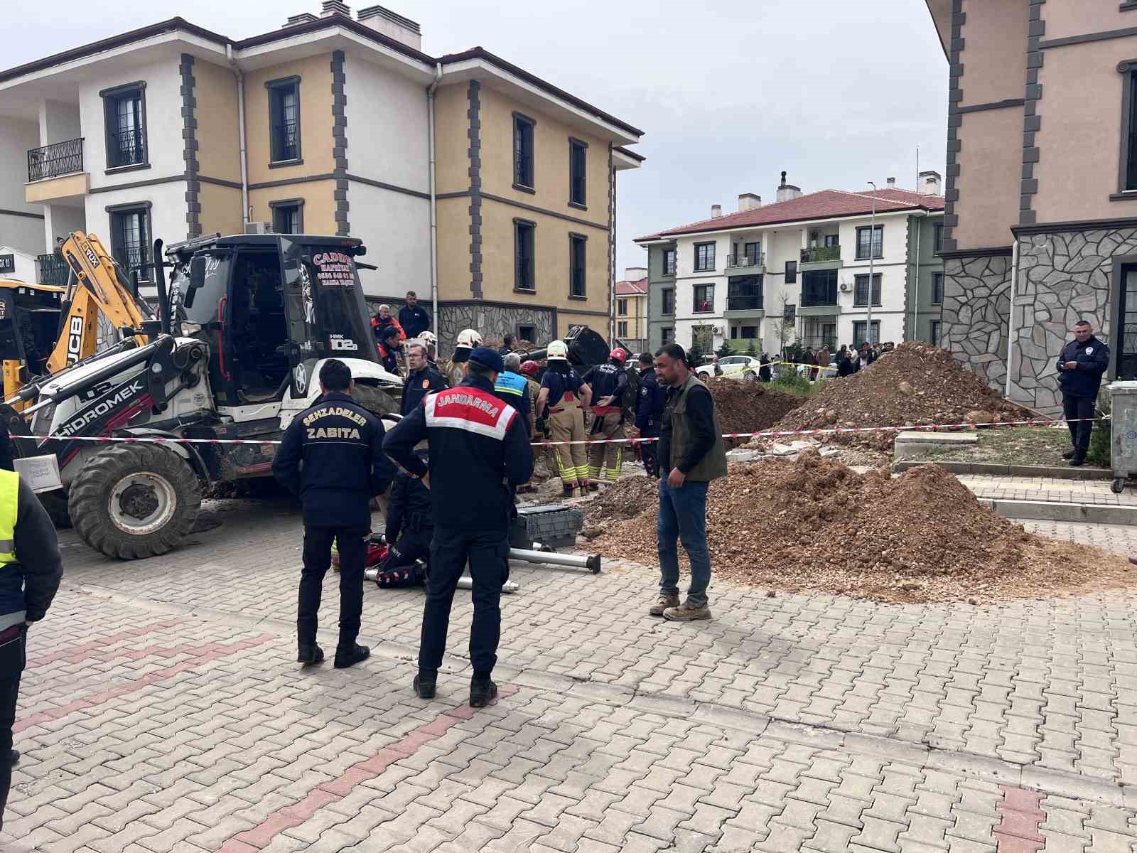 G&ouml;&ccedil;&uuml;k altında kalan iş&ccedil;i i&ccedil;in ekipler seferber oldu
