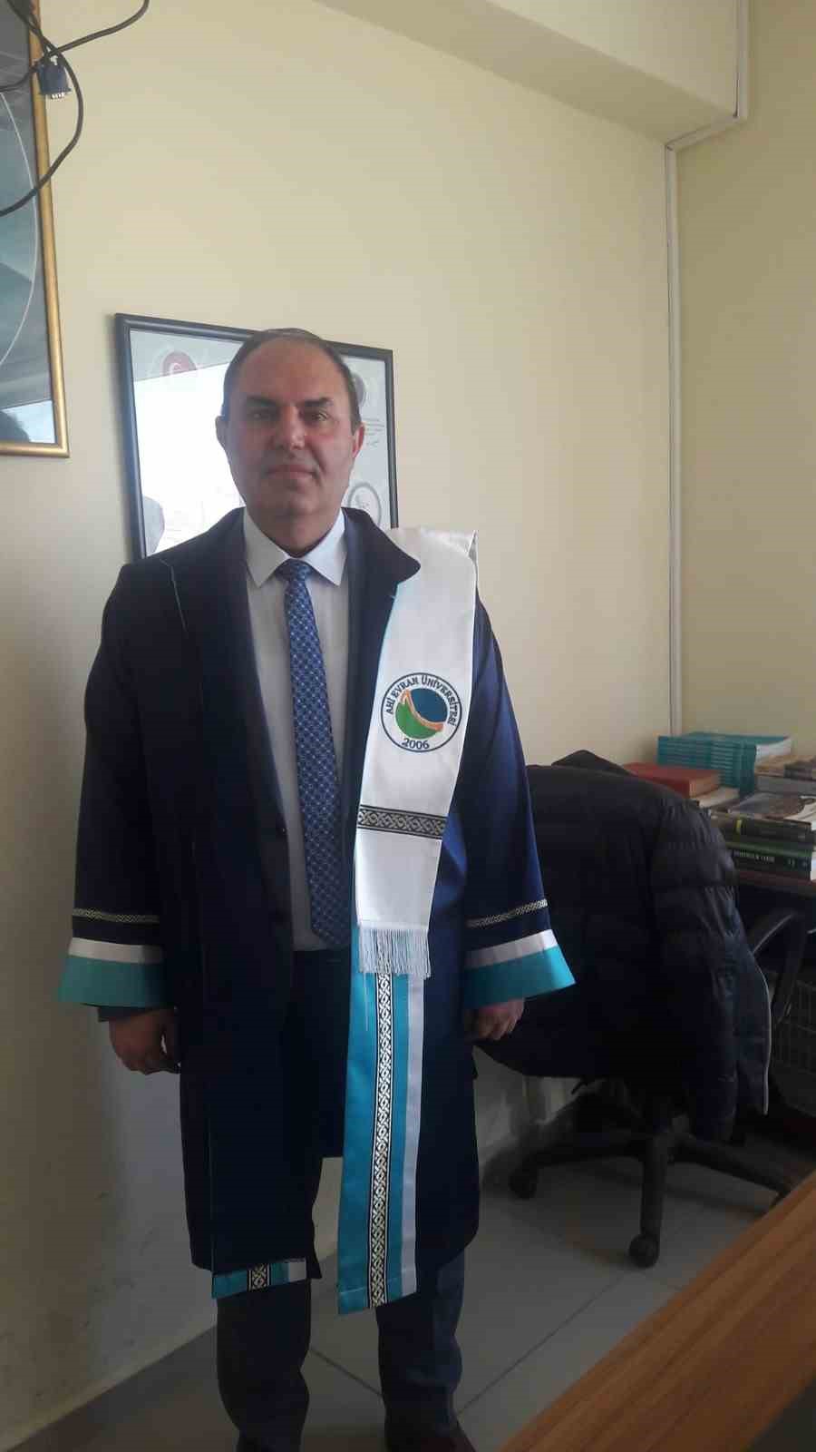 Üniversitede daire başkanı makam odasında hayatını kaybetti