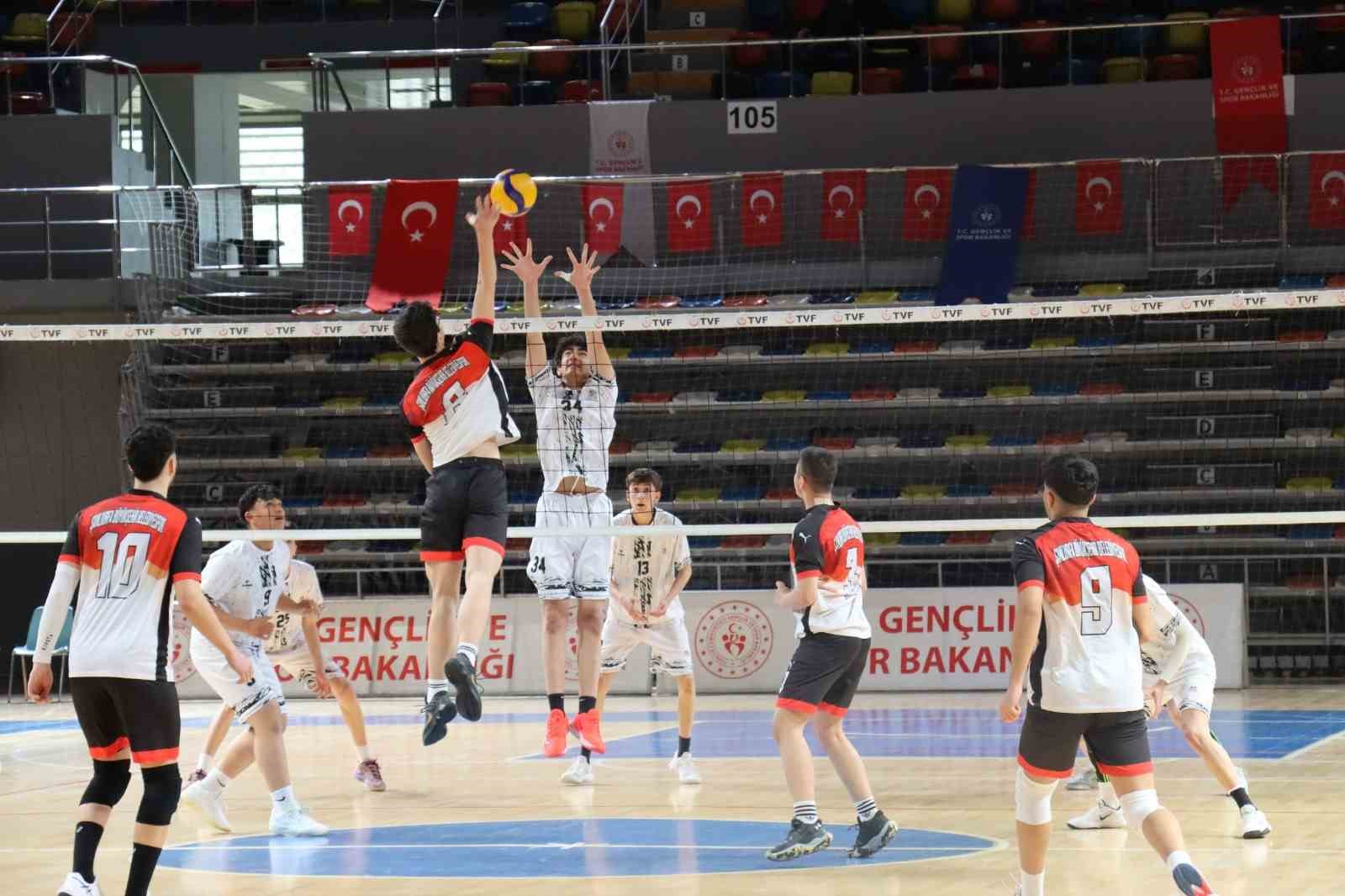Şanlıurfa B&uuml;y&uuml;kşehir Belediyesi gen&ccedil; erkekler voleybol takımından filede ikinci galibiyet
