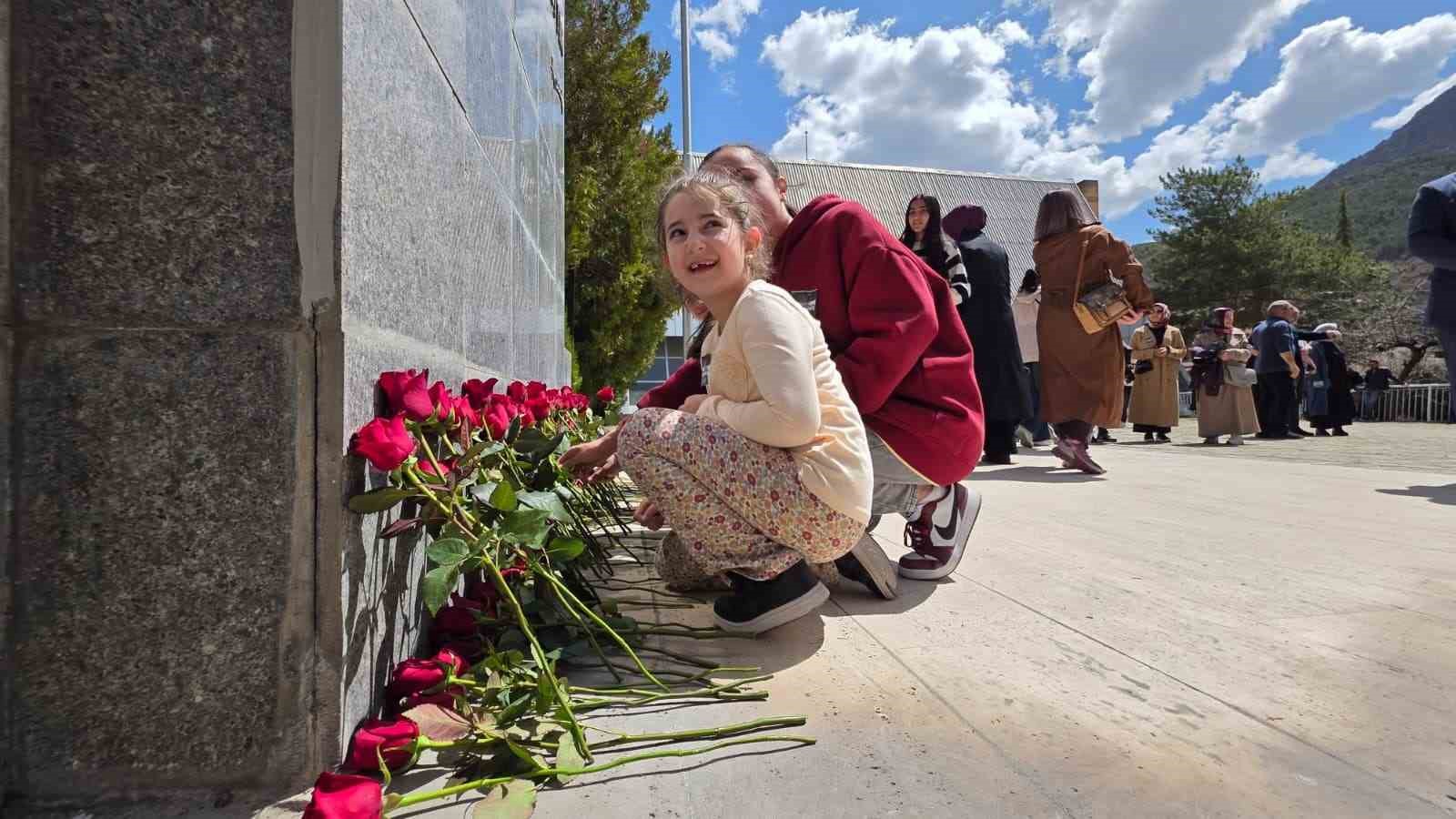 G&uuml;m&uuml;şhaneliler Kahramanmaraş&rsquo;ın acısını paylaştılar
