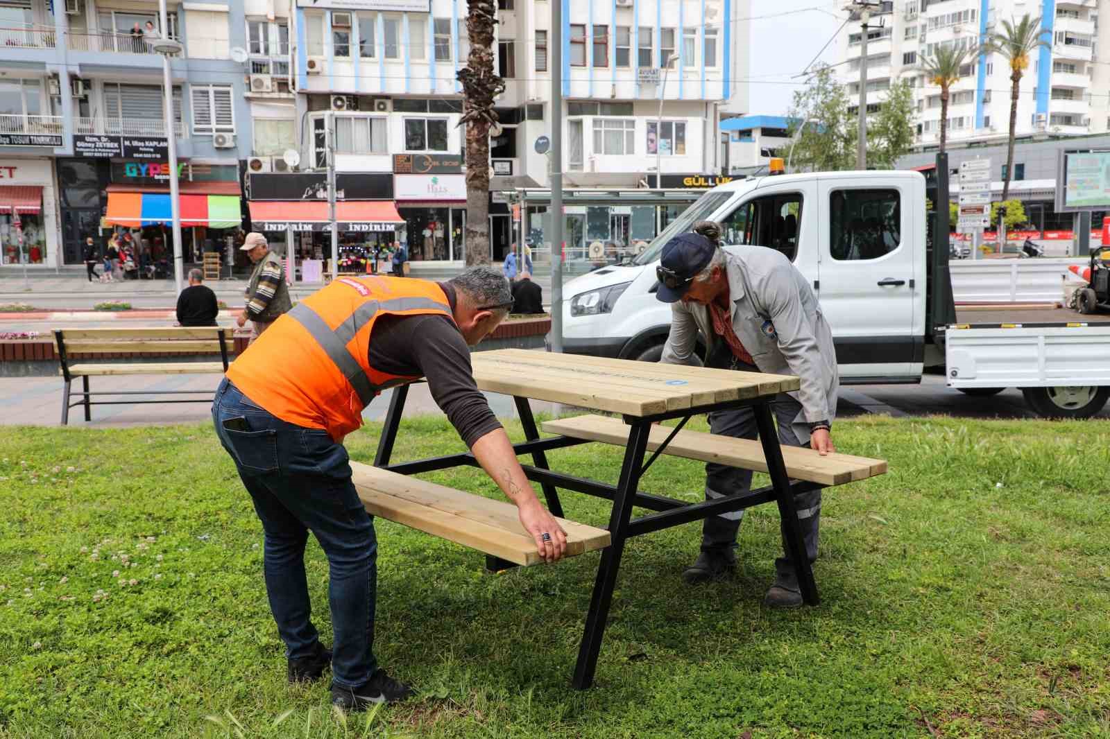 Antalya B&uuml;y&uuml;kşehir Belediyesi kent mobilyalarını kendi at&ouml;lyelerinde &uuml;retiyor
