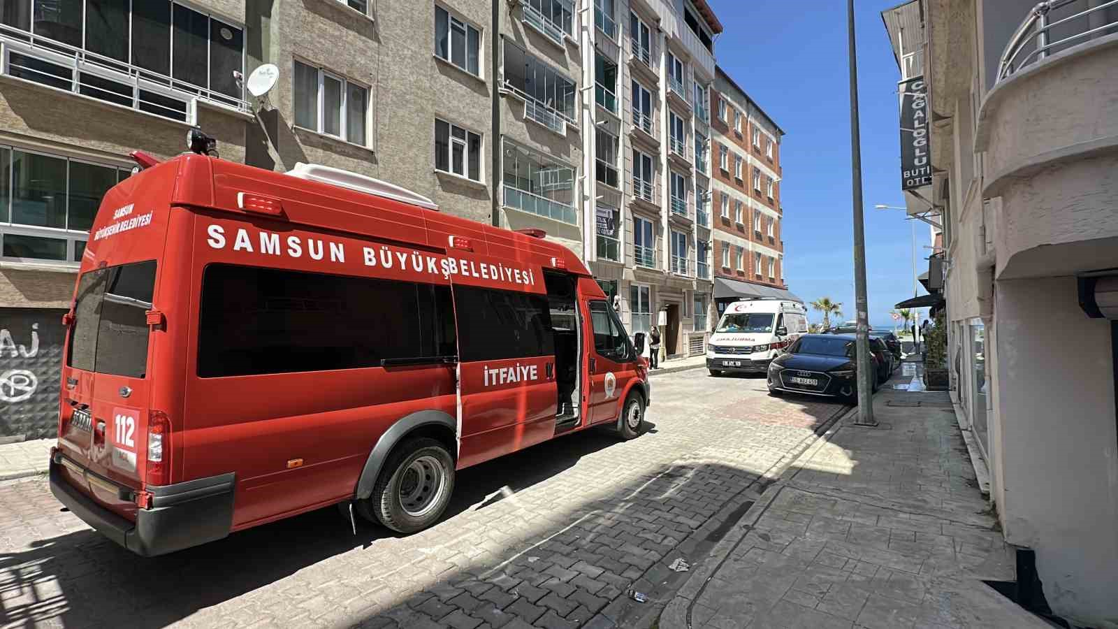 Balkonda yanan koltuk paniğe yol a&ccedil;tı
