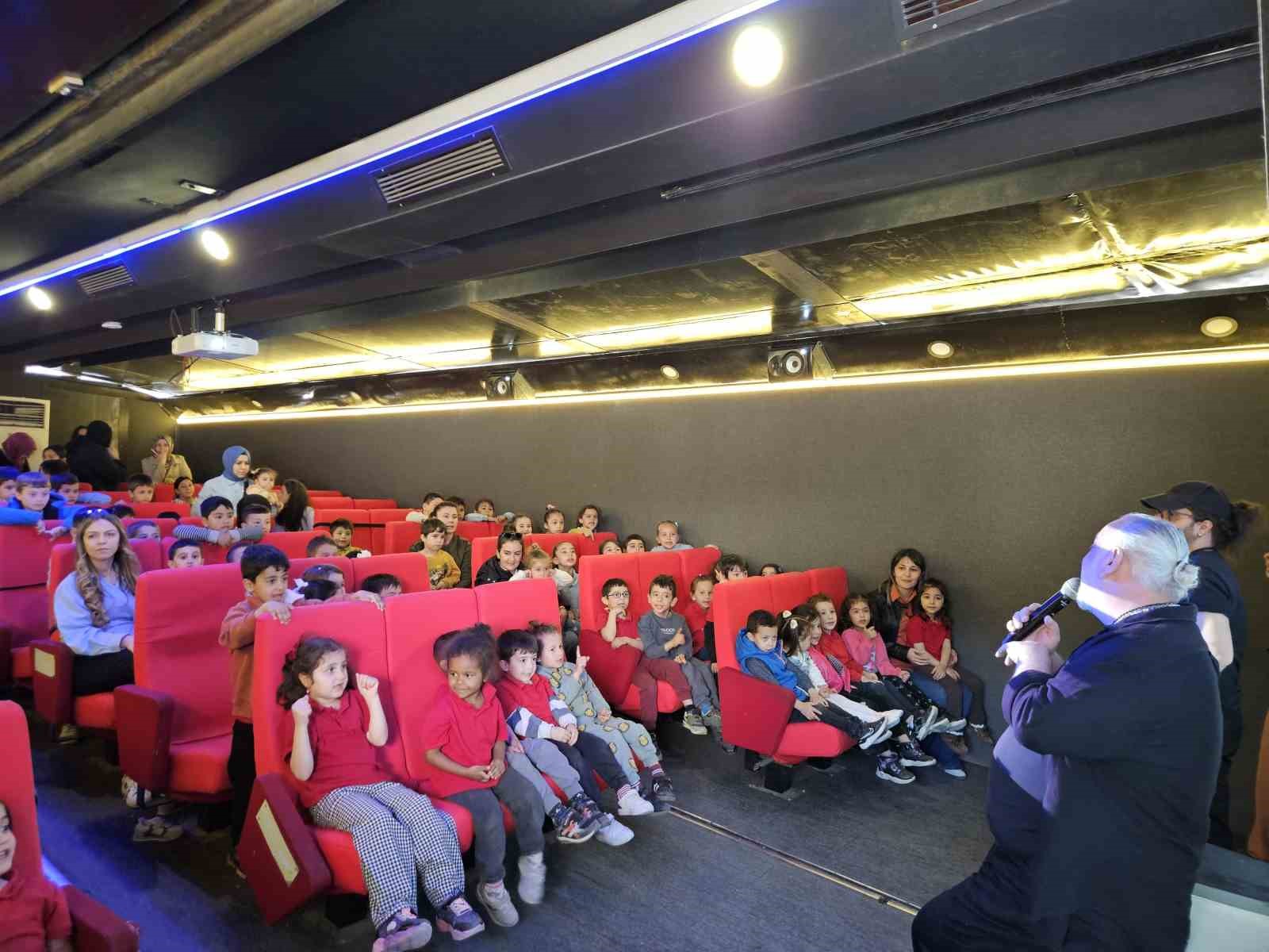 300 öğrenci tırda sinemayla buluştu