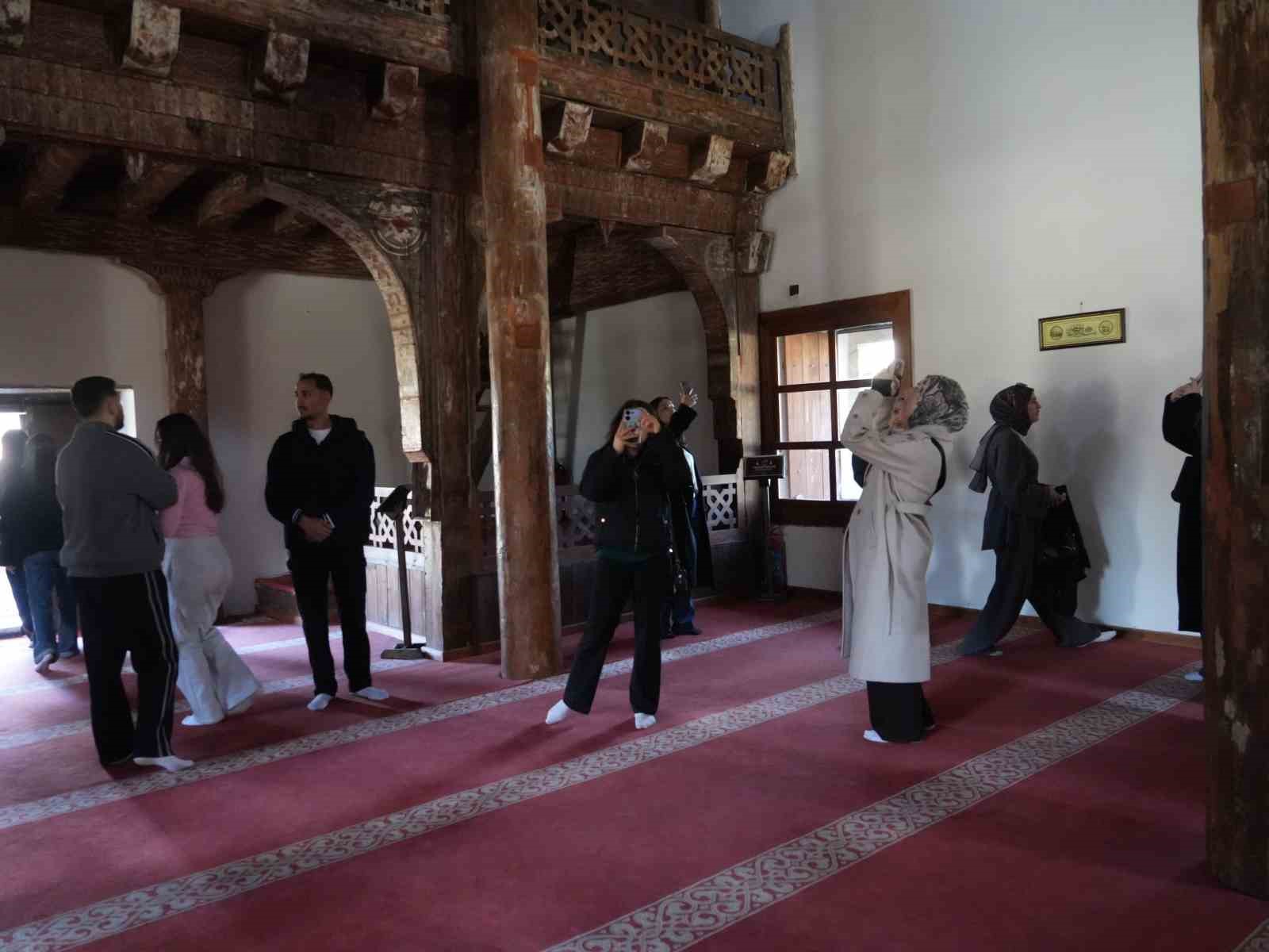 Üniversite öğrencileri, UNESCO Dünya Miras Listesi’nde Çivisiz Cami’ye hayran kaldı
