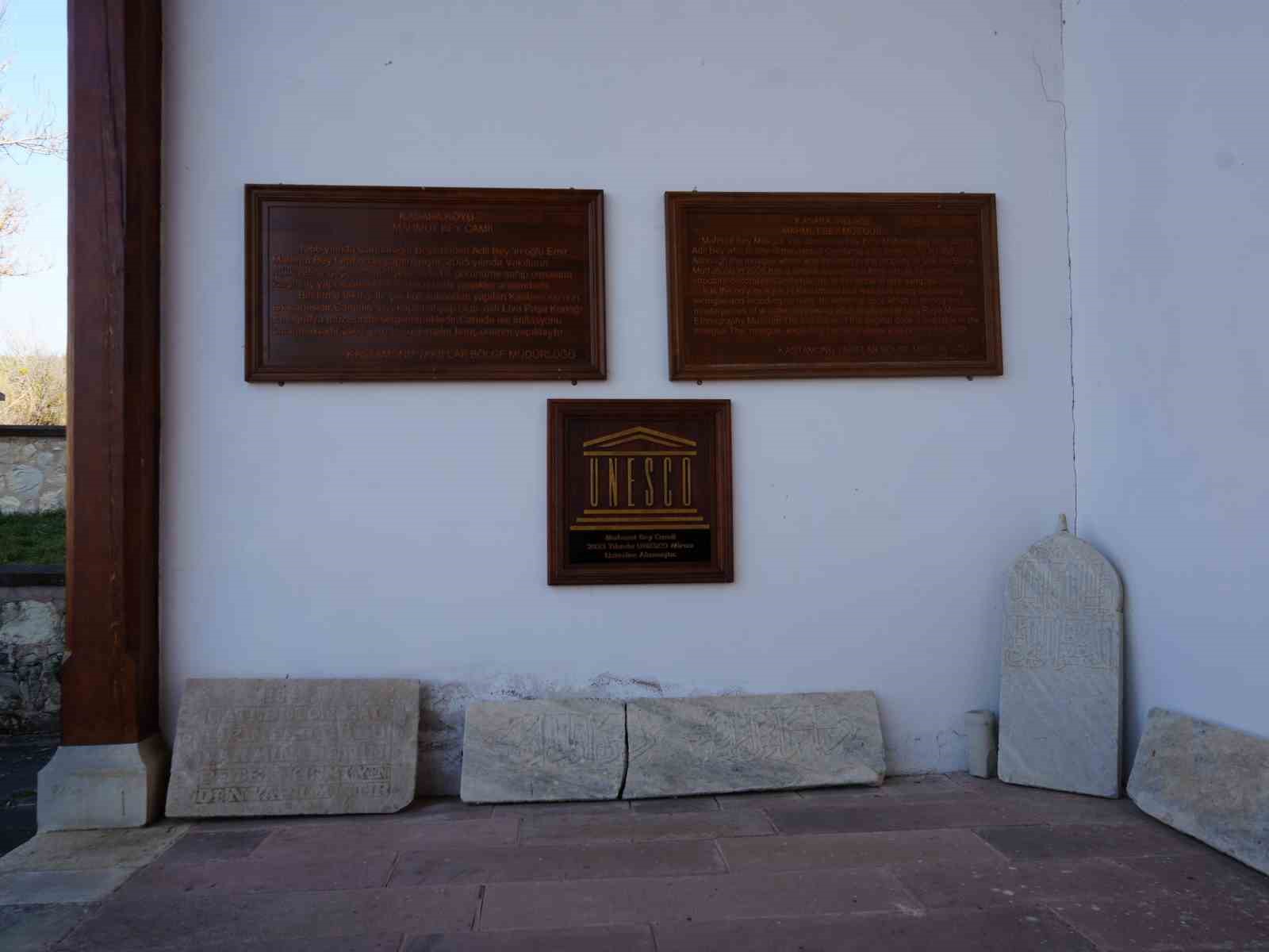 &Uuml;niversite &ouml;ğrencileri, UNESCO D&uuml;nya Miras Listesi&rsquo;nde &Ccedil;ivisiz Cami&rsquo;ye hayran kaldı
