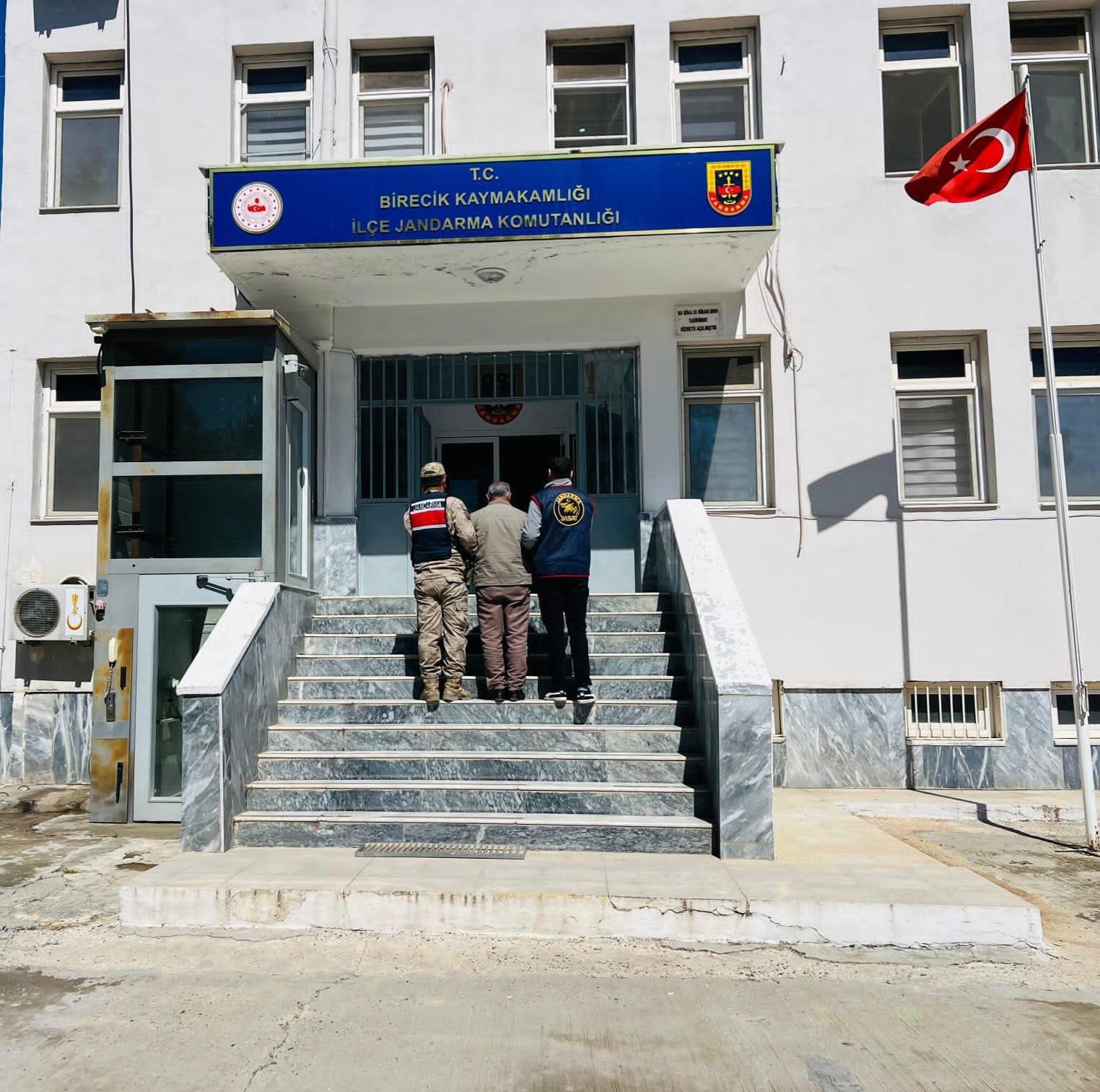 Birecik’te aranan 2 şahıs yakalandı