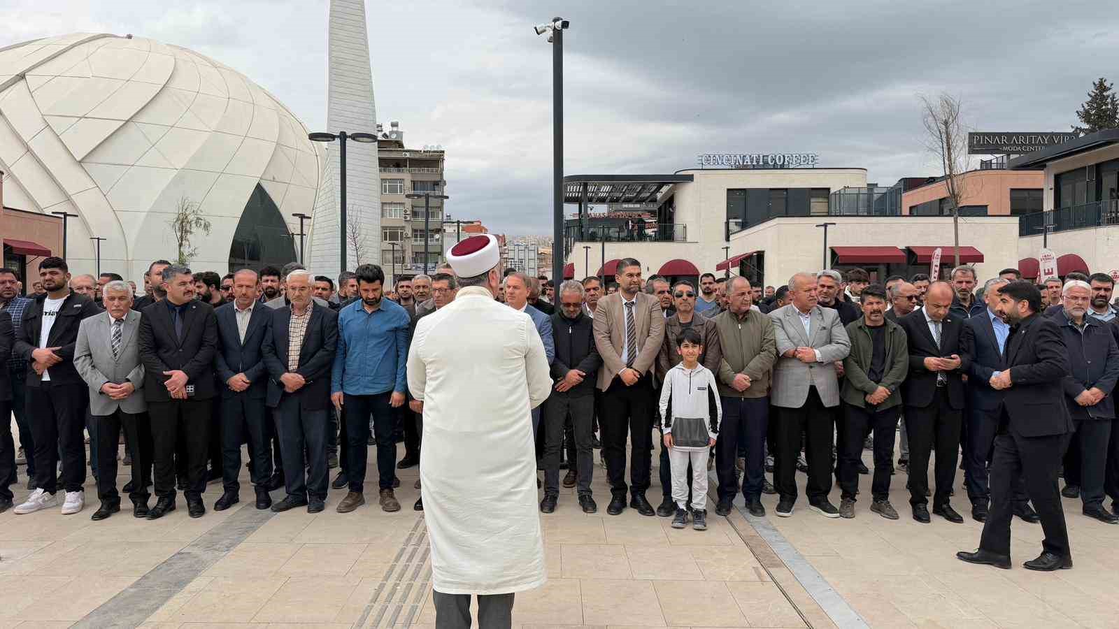 Okul saldırısında hayatını kaybedenler i&ccedil;in gıyabi cenaze namazı kılındı
