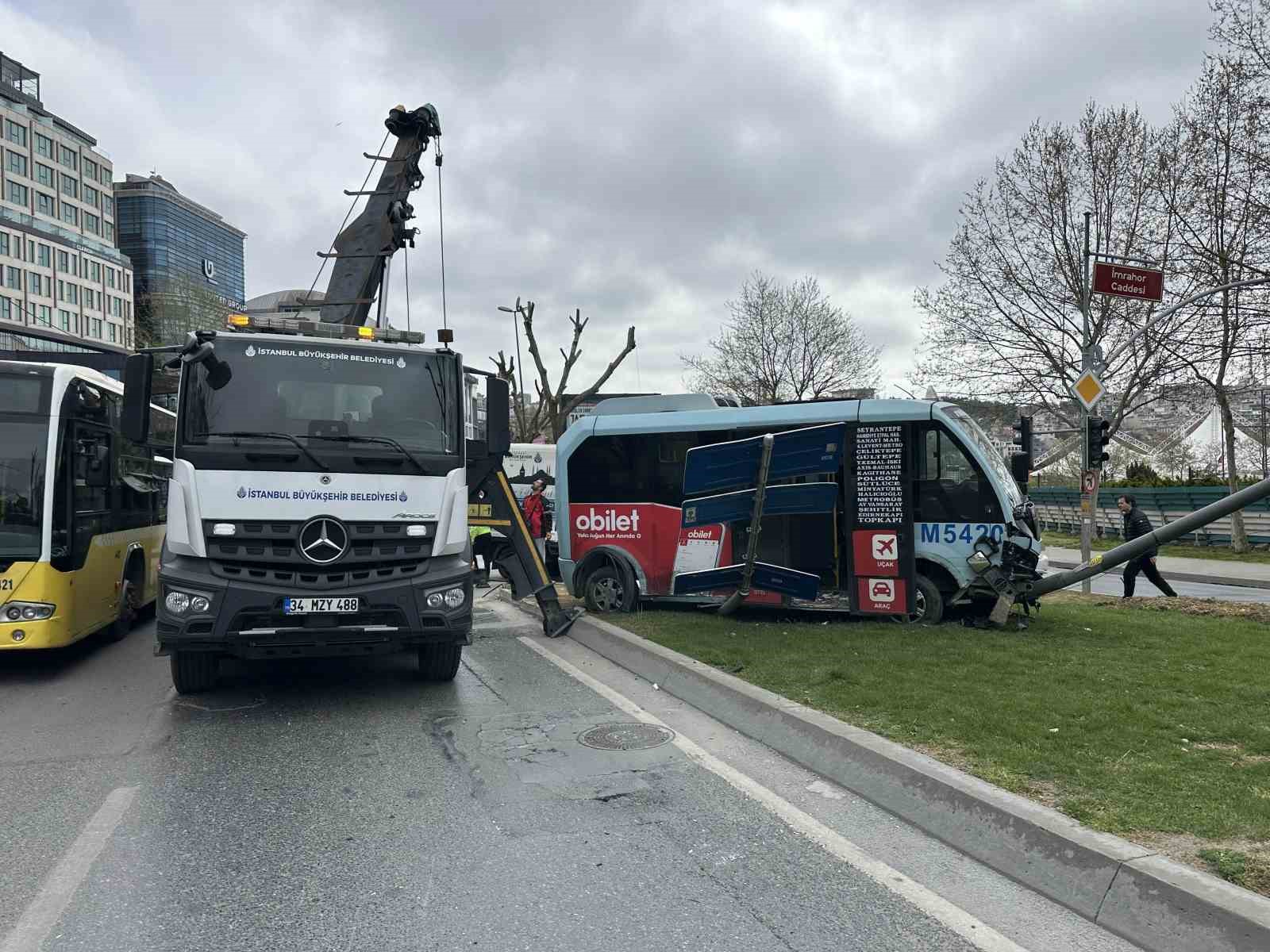 Beyoğlu’nda minibüs ile otomobil çarpıştı: 5 yaralı