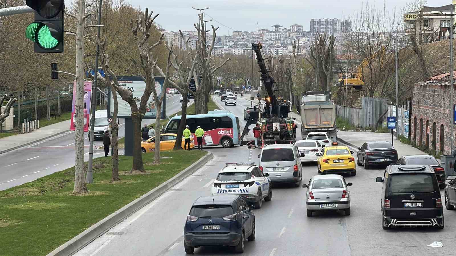 Beyoğlu&rsquo;nda minib&uuml;s ile otomobil &ccedil;arpıştı: 5 yaralı
