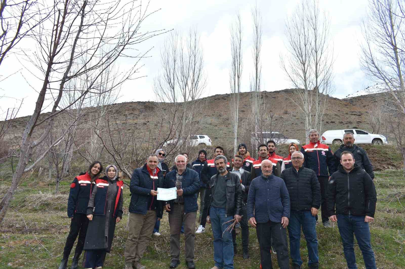 Bayburt&rsquo;ta &uuml;reticilere aşılama ve budama eğitimi verildi
