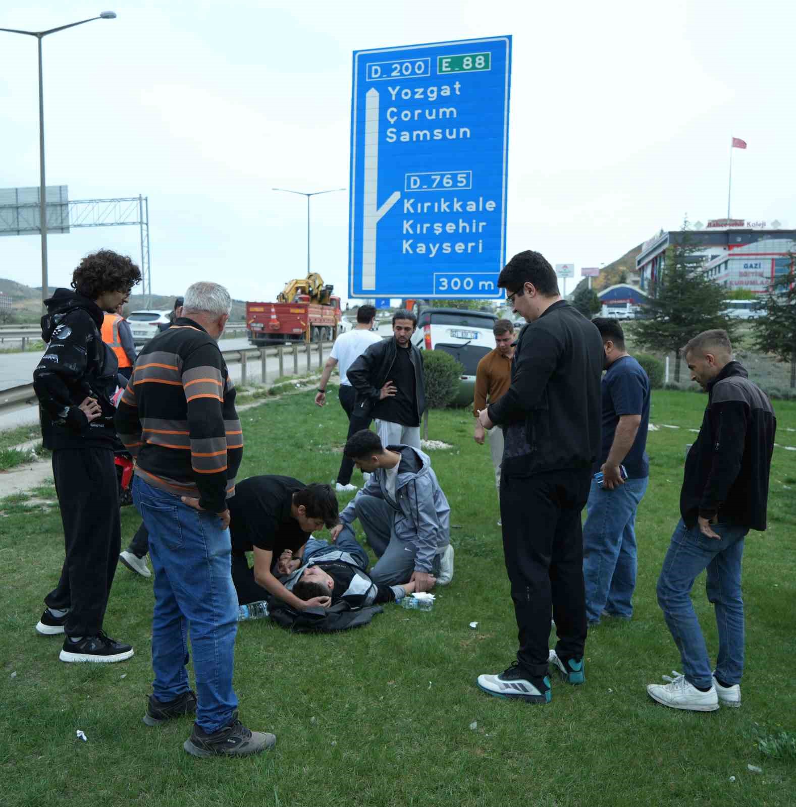 Motosiklete &ccedil;arpan hafif ticari ara&ccedil; takla attı: Yaralı s&uuml;r&uuml;c&uuml;n&uuml;n yardımına vatandaşlar koştu
