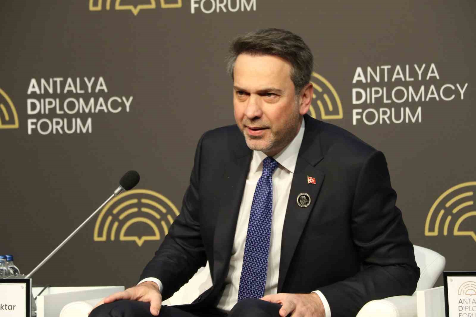 Bakan Bayraktar: "T&uuml;rkiye enerji piyasalarında ge&ccedil;mişte yaşanan &ccedil;ok y&ouml;nl&uuml; sarsıntılar nedeniyle &ouml;nemli bir diren&ccedil; kazandı"
