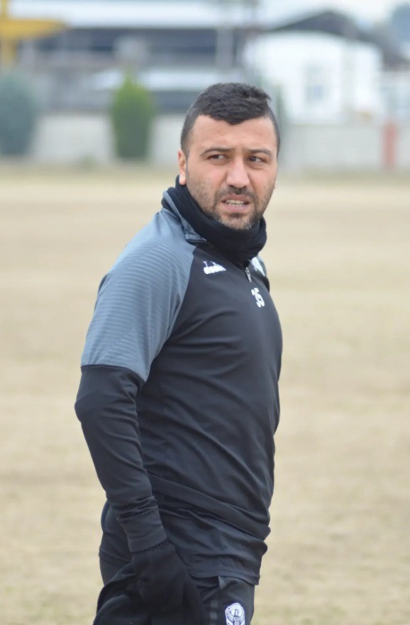 S&ouml;keli futbolcu Taşdemir, yeşil sahalara veda etti
