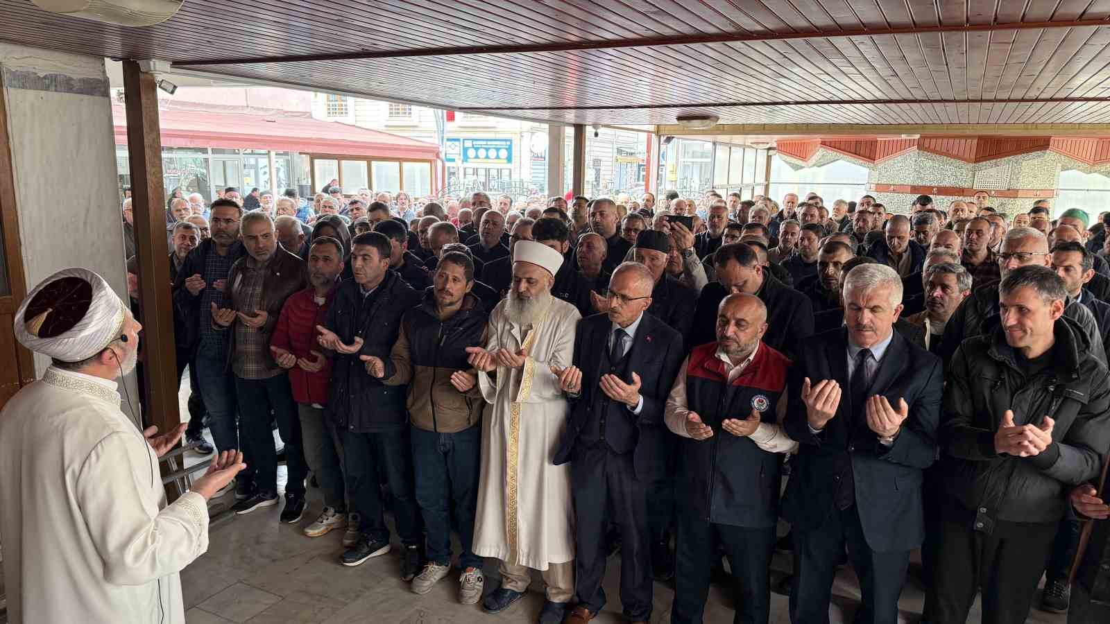 Okul saldırısında hayatını kaybedenler i&ccedil;in gıyabi cenaze namazı kılındı
