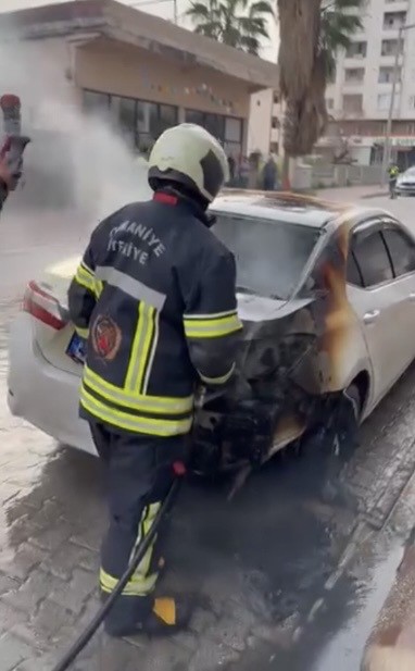 Osmaniye’de yanan otomobile ilk müdahaleyi trafik polisi yaptı