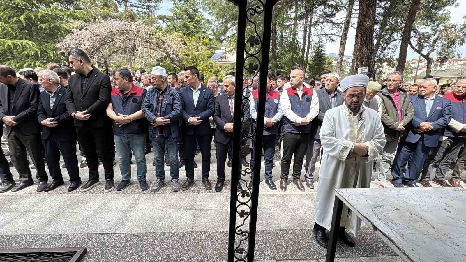 Saldırıda &ouml;len &ouml;ğretmen ve &ouml;ğrenciler i&ccedil;in gıyabi cenaze namazı kılındı
