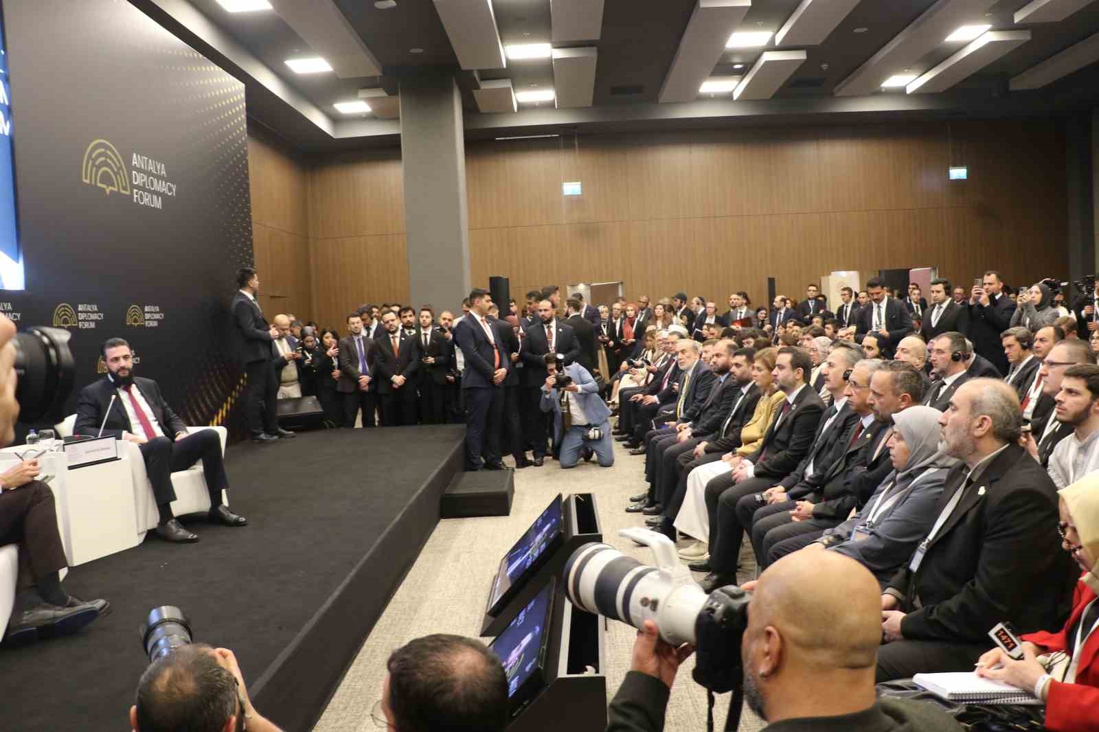 Suriye Cumhurbaşkanı Şara: "Bug&uuml;n biz Suriye i&ccedil;in yeni bir tarih &ccedil;iziyoruz"
