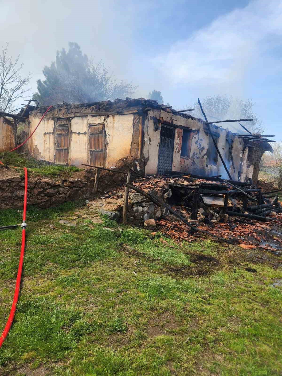 &Ccedil;orum&rsquo;da metruk ev yangını
